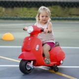 Moto Eléctrica Infantil HOMCOM Vespa 6V – 18 a 36 Meses con Luz y Bocina